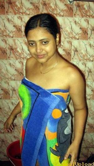 Abitha Aunty_55.jpg Cute Abitha Aunty Saree Candid Panties and Nudes